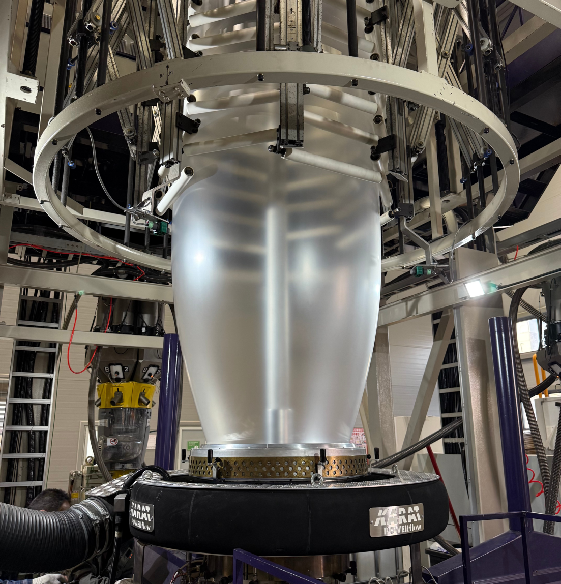 Работник завода Easy Pack Technologyу станка